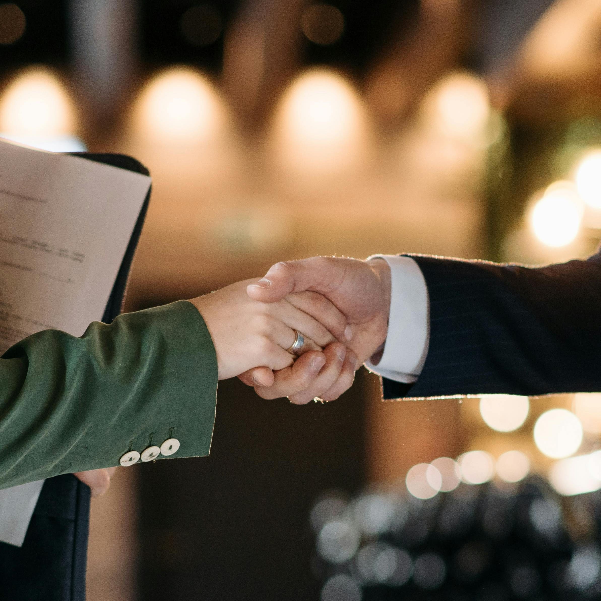 Agente Inmobiliario cerrando venta