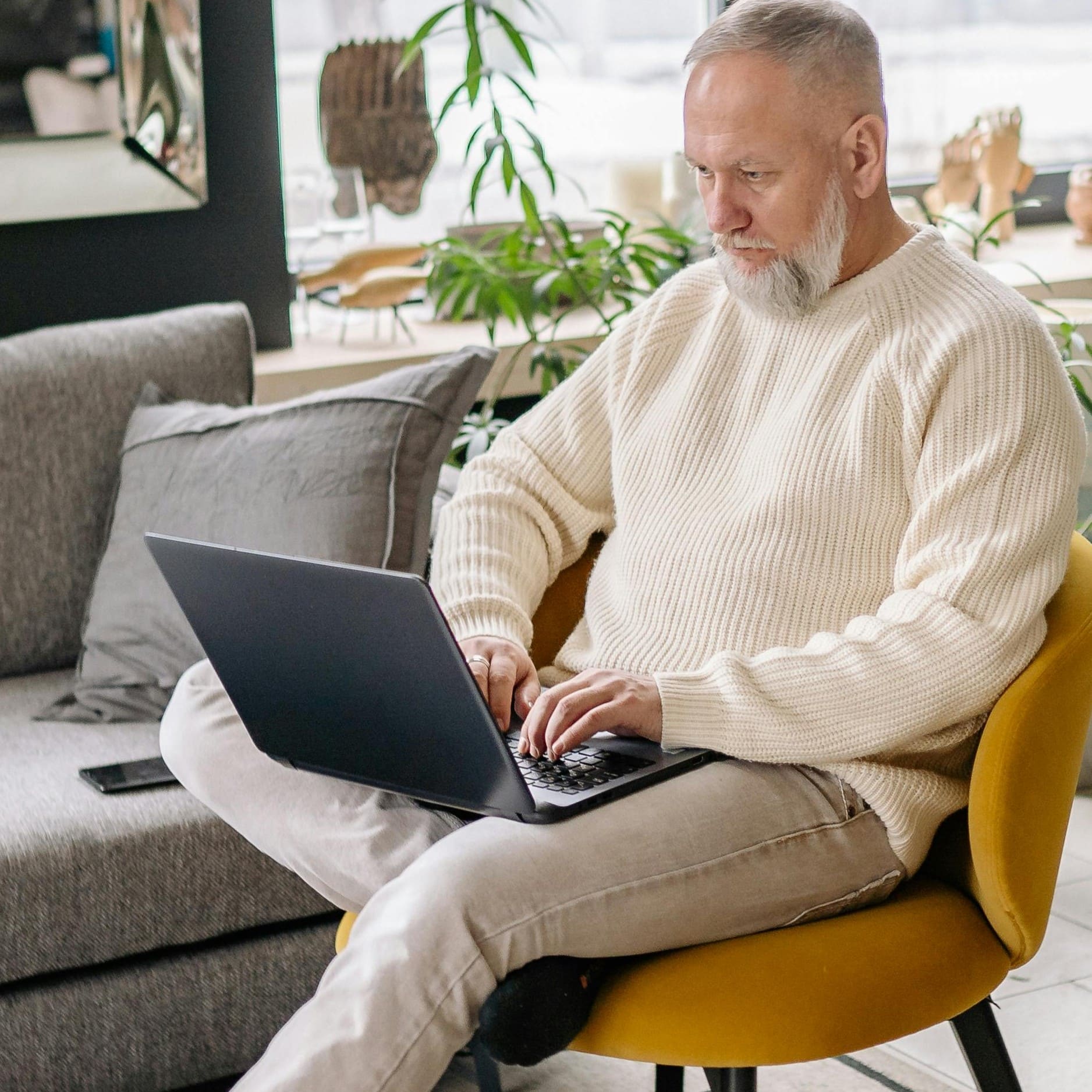 Se&ntilde;or usando una computadora para publicar su propiedad